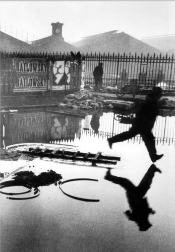 Behind the Gare St Lazare, 1932 van Henri Cartier-Bresson, Fotografie te koop op Singulart