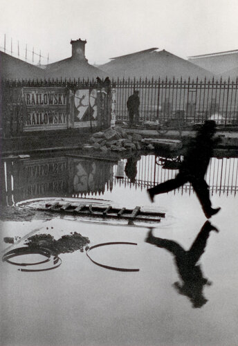Behind the Gare St Lazare di Henri Cartier-Bresson, Fotografia in vendita su Singulart