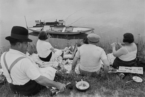 On the Banks of the Marne di Henri Cartier-Bresson, Fotografia in vendita su Singulart