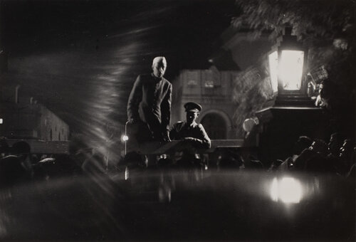 Nehru Announces Gandhi's Death, Birla House, Delhi, India di Henri Cartier-Bresson, Fotografia in vendita su Singulart