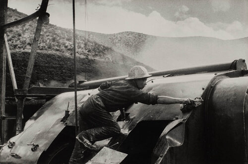 Yumen Oil Rigger di Henri Cartier-Bresson, Fotografia in vendita su Singulart