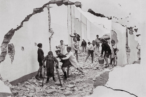 Seville by Henri Cartier-Bresson, 사진 for Sale on Singulart