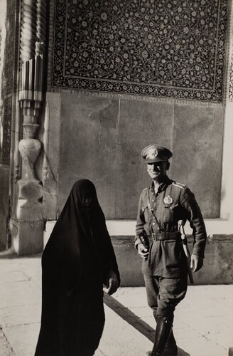 Iranian Woman in Chadar di Henri Cartier-Bresson, Fotografia in vendita su Singulart