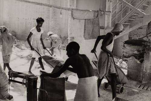 Workers, India di Henri Cartier-Bresson, Fotografia in vendita su Singulart