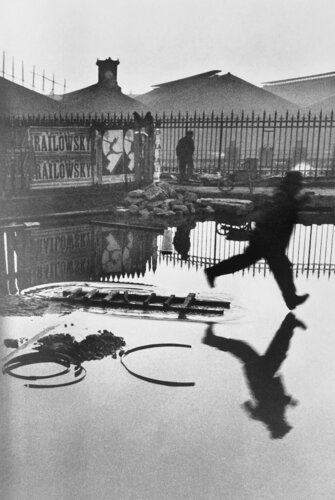 Behind the Gare Saint-Lazare di Henri Cartier-Bresson, Fotografia in vendita su Singulart