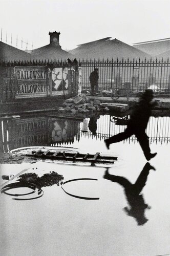 Behind the Gare Saint-Lazare di Henri Cartier-Bresson, Fotografia in vendita su Singulart