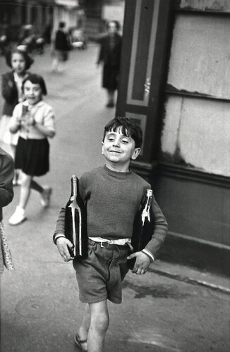 Rue Mouffetard, Paris par Henri Cartier-Bresson, Photographie en vente sur Singulart