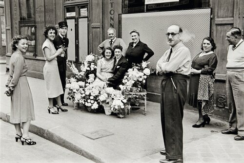 Wedding, Rue de Turenne, Le Marais, Paris par Henri Cartier-Bresson, Photographie en vente sur Singulart
