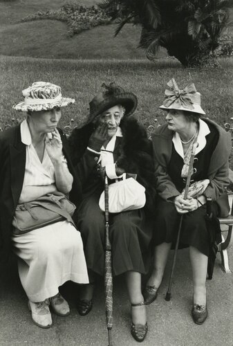 Ladies in a Park, Nice, Alpes-Maritimes, France par Henri Cartier-Bresson, Photographie en vente sur Singulart