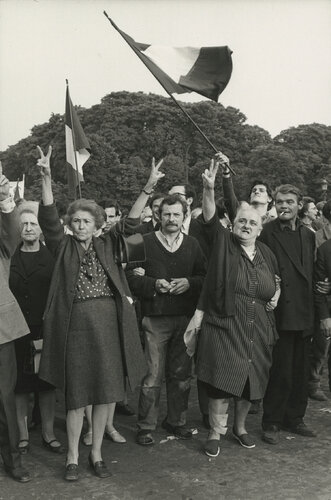 Rally supporting President Charles de Gaulle, Champs Elysées, Paris par Henri Cartier-Bresson, Photographie en vente sur Singulart