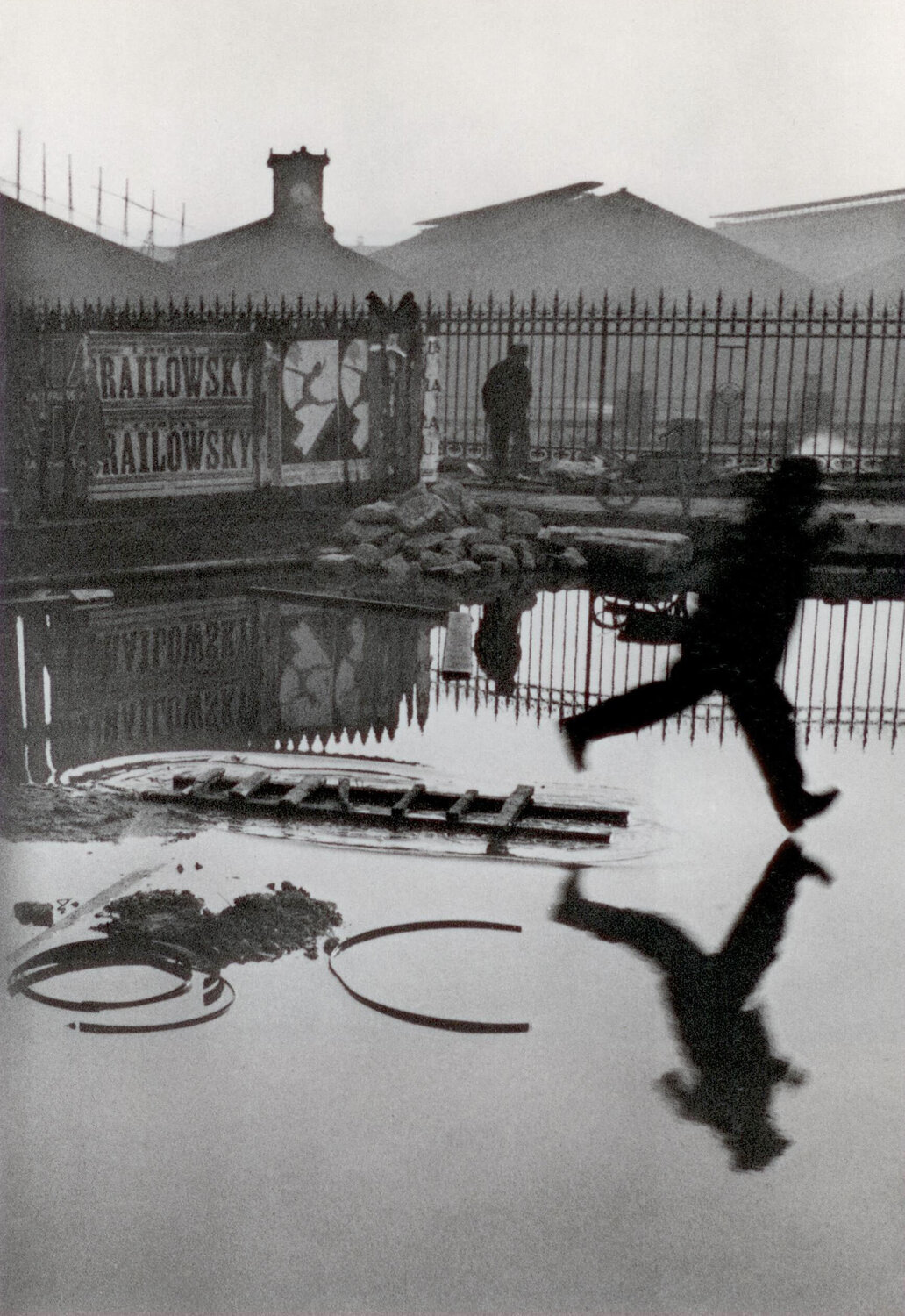 Behind the Gare St Lazare Henri Cartier-Bresson Fotografie zu verkaufen