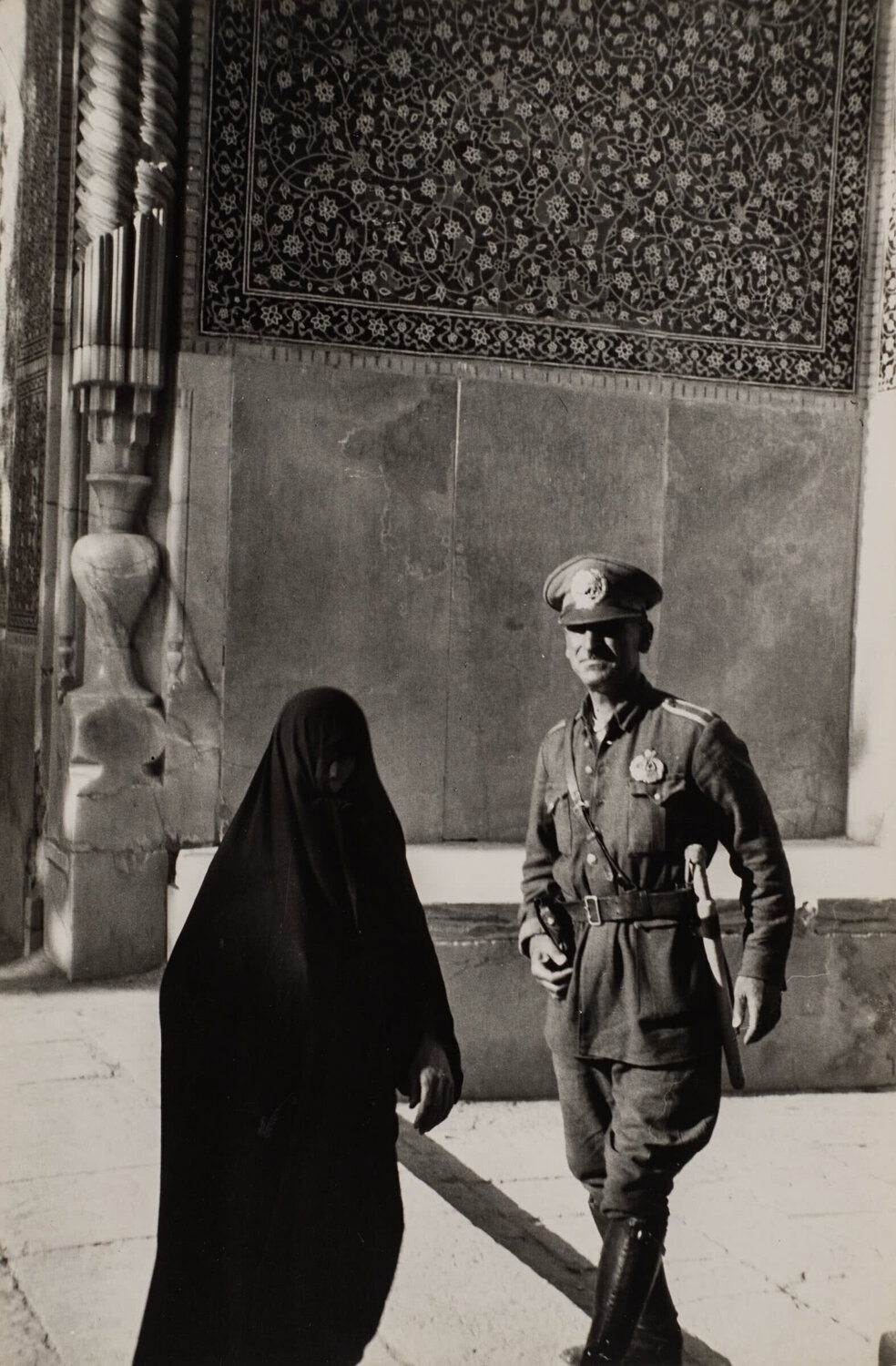 Iranian Woman in Chadar Henri Cartier-Bresson Fotografie zu verkaufen