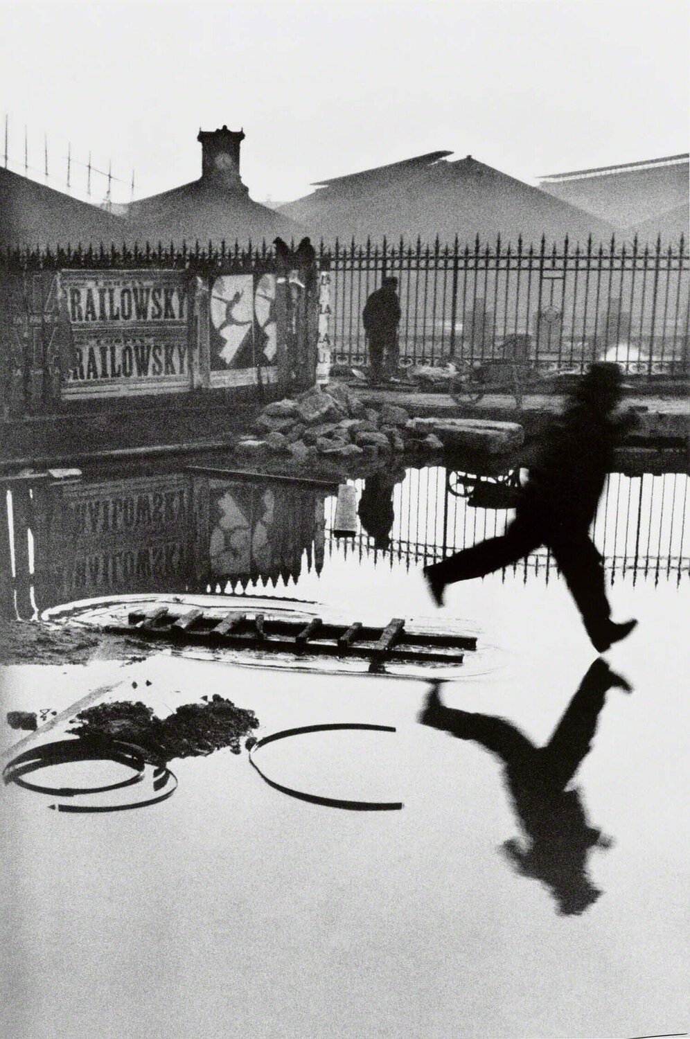 Behind the Gare Saint-Lazare Henri Cartier-Bresson Fotografie zu verkaufen
