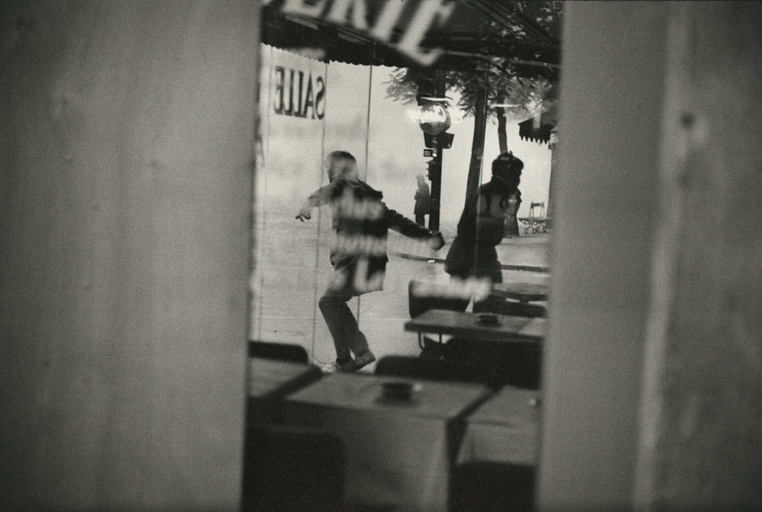 Protester with brickbat, 6th Boulevard St Michel, Paris Henri Cartier-Bresson Fotografie zu verkaufen