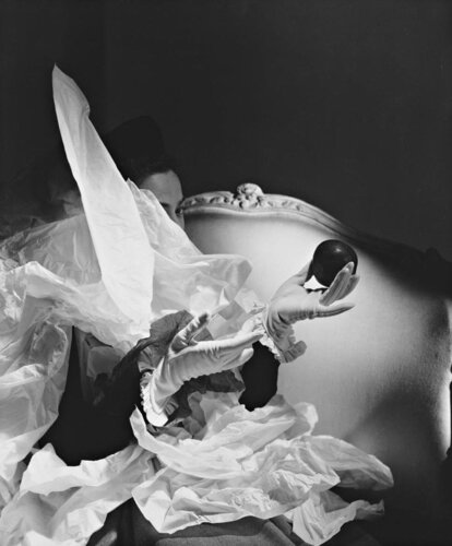 Birthday Gloves, New York von Horst P. Horst, Fotografie kaufen auf Singulart
