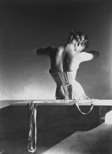 Mainbocher Corset, Paris von Horst P. Horst, Fotografie kaufen auf Singulart