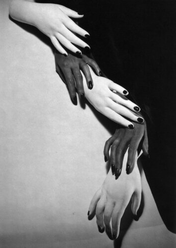 Hands, Hands... von Horst P. Horst, Fotografie kaufen auf Singulart