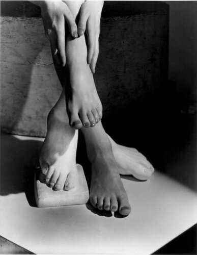 Barefoot Beauty, New York van Horst P. Horst, Fotografie te koop op Singulart
