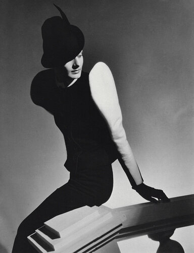 White Sleeve: Clothing and hat by Robert Piguet, Paris van Horst P. Horst, Fotografie te koop op Singulart
