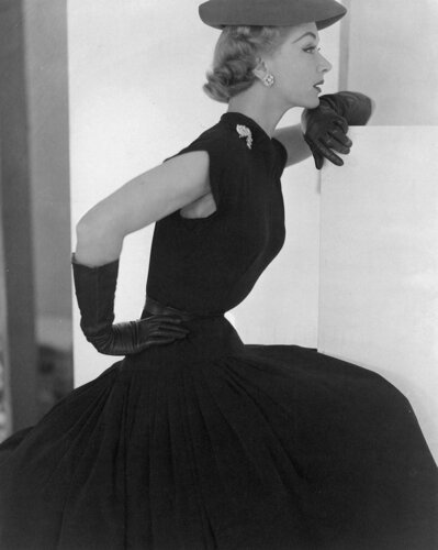 Lisa Fonssagrives: Hat and Gloves van Horst P. Horst, Fotografie te koop op Singulart