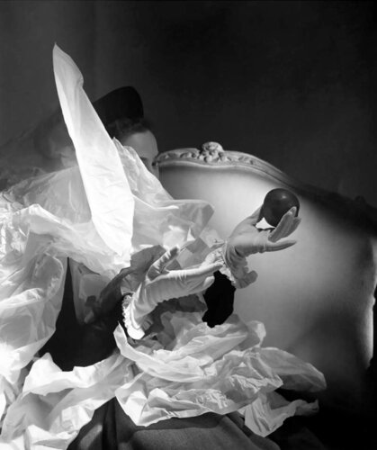 Birthday Gloves di Horst P. Horst, Fotografia in vendita su Singulart