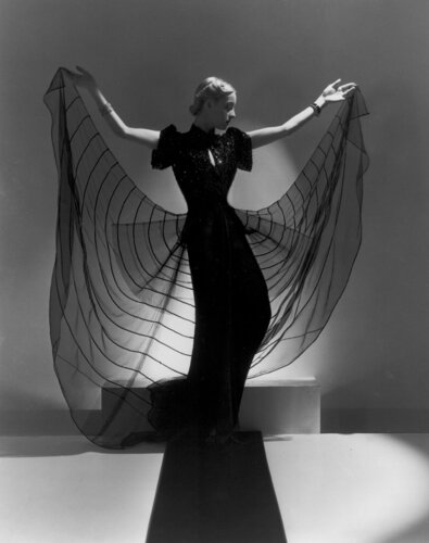 Spider Dress: Helen Bennett in an advertisement for Bergdorf Goodman, New York di Horst P. Horst, Fotografia in vendita su Singulart