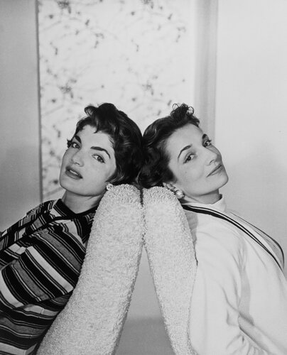Jacqueline Bouvier and her sister Lee Radizwill, New York di Horst P. Horst, Fotografia in vendita su Singulart