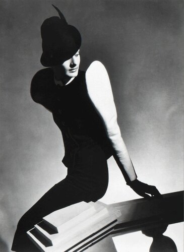 White Sleeve di Horst P. Horst, Fotografia in vendita su Singulart