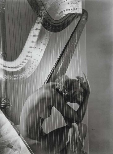 Lisa Fonssagrives-Penn with Harp di Horst P. Horst, Fotografia in vendita su Singulart