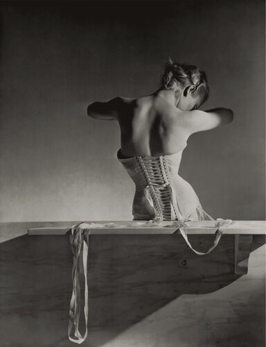 Mainbocher Corset di Horst P. Horst, Fotografia in vendita su Singulart
