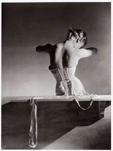 Mainbocher Corset, Paris di Horst P. Horst, Fotografia in vendita su Singulart