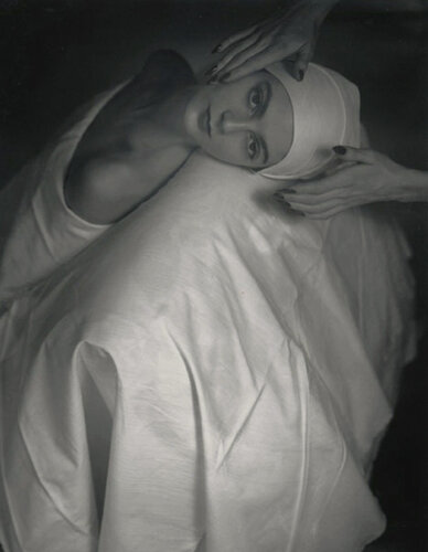 Carmen Face Massage van Horst P. Horst, Fotografie te koop op Singulart