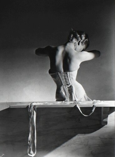 The Mainbocher Corset, Paris van Horst P. Horst, Fotografie te koop op Singulart
