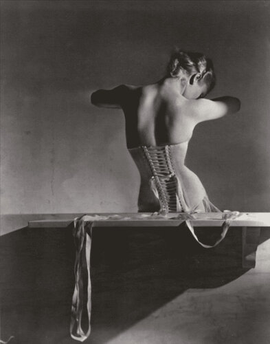 Mainbocher Corset van Horst P. Horst, Fotografie te koop op Singulart