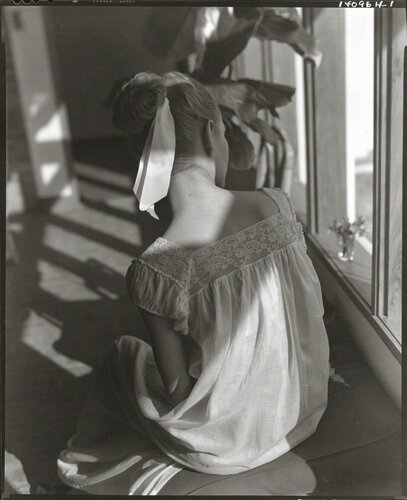 Model in Lace Gown van Horst P. Horst, Fotografie te koop op Singulart