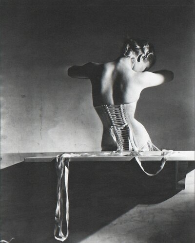 Mainbocher Corset van Horst P. Horst, Fotografie te koop op Singulart