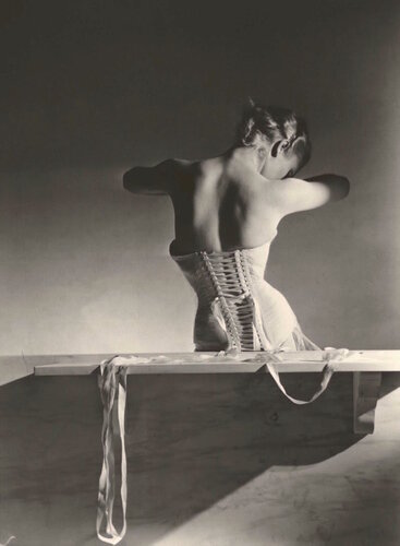 Mainbocher Corset van Horst P. Horst, Fotografie te koop op Singulart