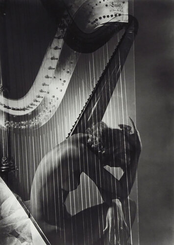 Lisa with Harp, Paris van Horst P. Horst, Fotografie te koop op Singulart