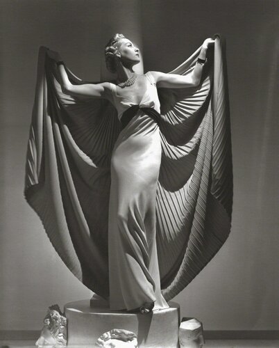 Helen Bennett, Cape van Horst P. Horst, Fotografie te koop op Singulart