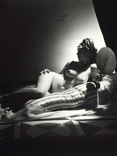 Odalisque, New York van Horst P. Horst, Fotografie te koop op Singulart