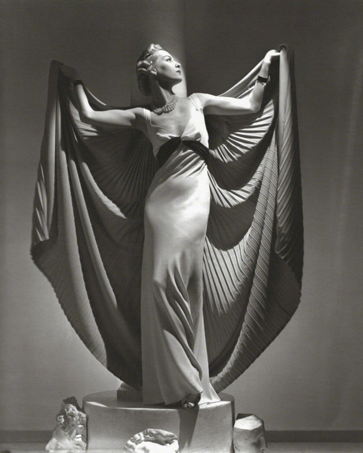 Helen Bennett in Cape, Paris Horst P. Horst Fotografie zu verkaufen