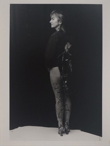 Femme posant de dos von Irina Ionesco, Druck kaufen auf Singulart