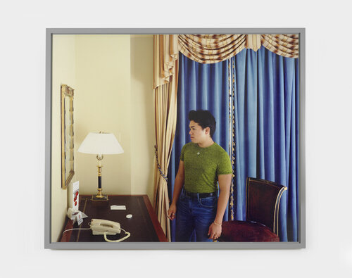 Man at a mirror von Jeff Wall, Fotografie kaufen auf Singulart