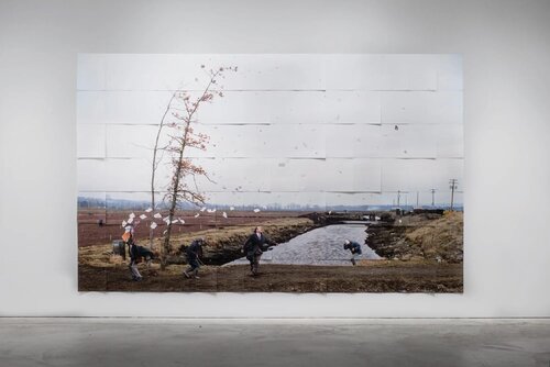 A Sudden Gust Of Wind (After Hokusai) von Jeff Wall, Fotografie kaufen auf Singulart