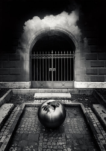 Untitled (Hand's in sphere with cloud-gate) van Jerry Uelsmann, Fotografie te koop op Singulart