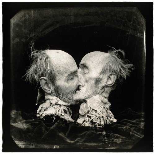The Kiss (Le Baiser) New Mexico van Joel-Peter Witkin, Fotografie te koop op Singulart