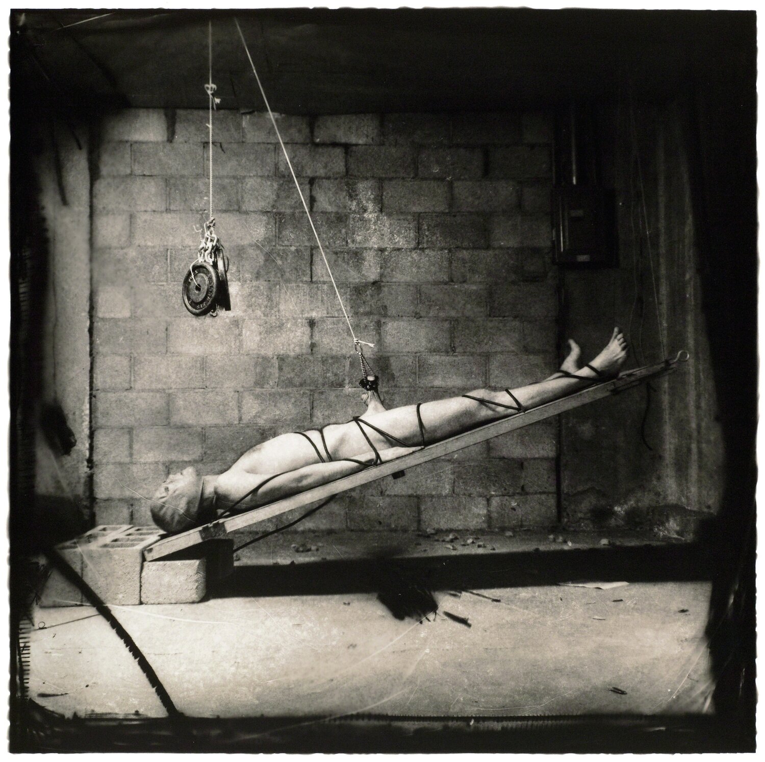 Testicle Stretch with the Possibility of a Crushed Face, New Mexico Joel-Peter Witkin Fotografie zu verkaufen