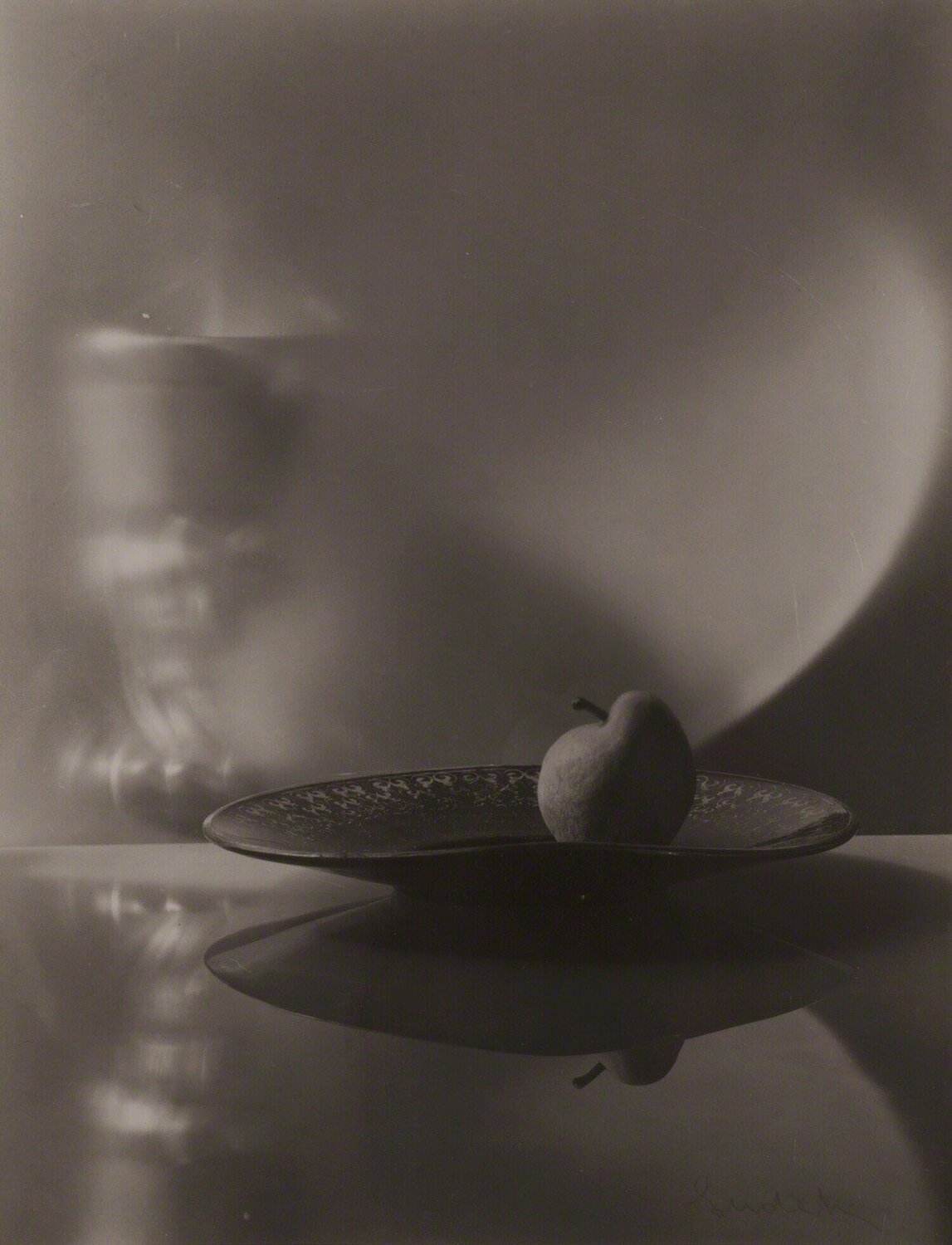 Untitled (pear on crooked plate) Josef Sudek Fotografie zu verkaufen