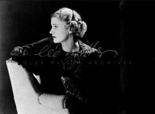 Self-portrait with headband, Lee Miller Studios Inc., New York de Lee Miller, Fotografía a la venta en Singulart