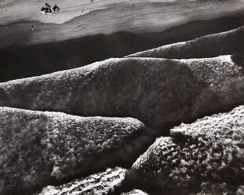 Aerial Horseback Riders, Ocean Beach par Margaret Bourke-White, Photographie en vente sur Singulart